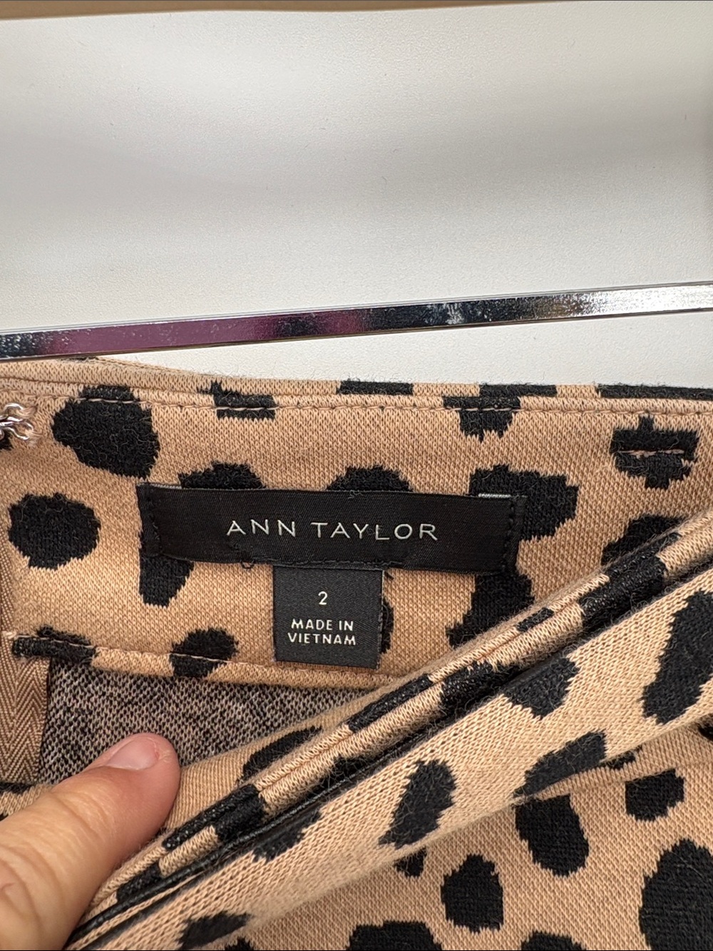 🪲 Ann Taylor knit self belt Tan and Black Spotted A-Line Midi Skirt - Picture 3 of 6
